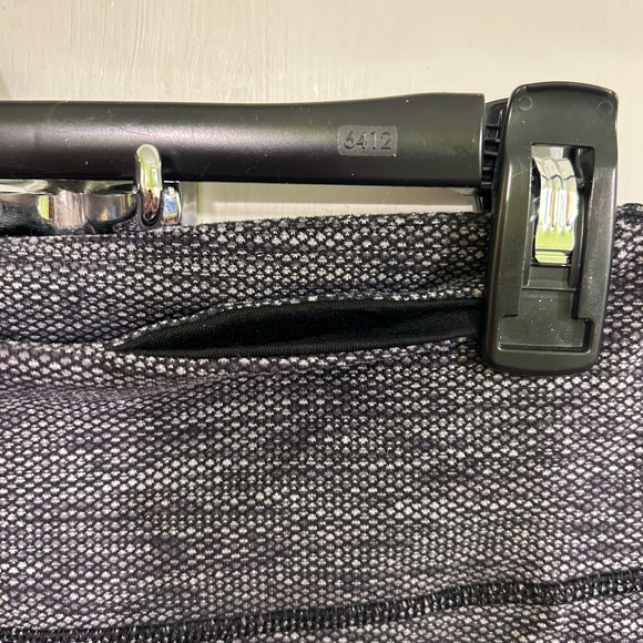 Women’s Like New Lululemon Athletica Black and Gray Leggings, 20” Inseam, Sz 6 - Picture 4 of 8